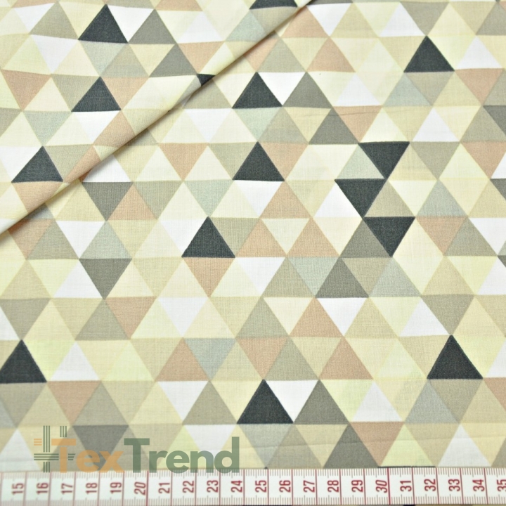 Baumwolle 100% kleine bunte Dreiecke beige auf weißem Hintergrund.  