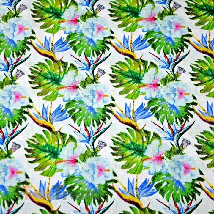 Baumwolle 100% Monstera-Blätter mit blauen Blumen auf weißem Hintergrund  