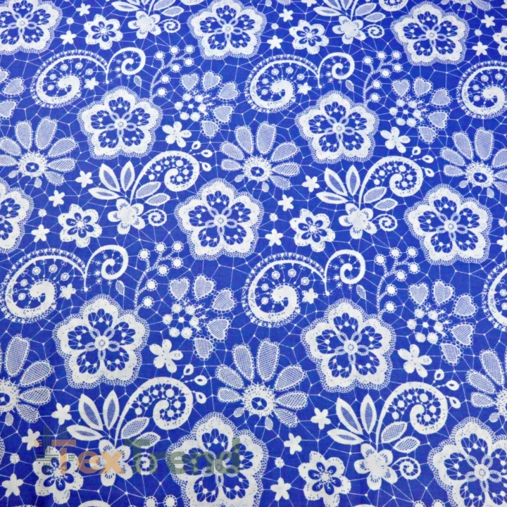 Baumwolle 100% weiße Serviette auf blauem Hintergrund  
