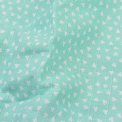 Baumwoll-Musselin mit Herzen auf mintfarbenem Hintergrund  