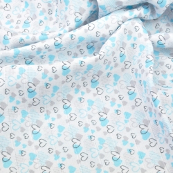 Baumwoll-Musselin mit grau-türkisfarbenen Herzen auf weißem Hintergrund  