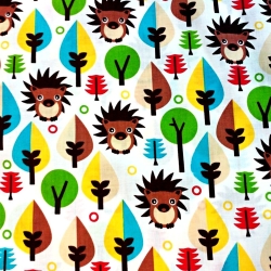 Baumwolle 100% Igel und bunte Bäume auf weißem Hintergrund  