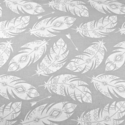 100% Baumwolle weiße aztekische Federn auf grauem Hintergrund  