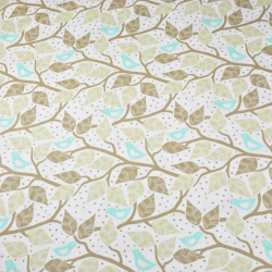 Baumwolle 100% türkisfarbene Vögel auf Ästen auf weißem Hintergrund  