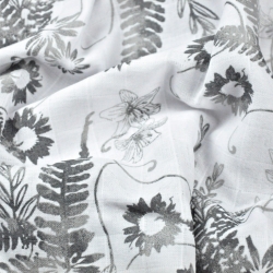 Baumwoll-Musselin graue Farnblätter auf weißem Hintergrund  