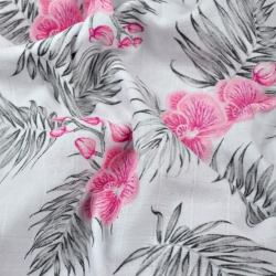 Baumwoll-Musselin rosa Orchidee mit Blättern auf weißem Hintergrund  