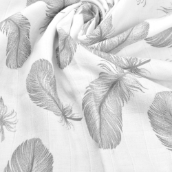 Baumwoll-Musselin mit grauen Federn auf weißem Hintergrund  
