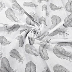 Baumwoll-Musselin mit grauen Federn auf weißem Hintergrund  