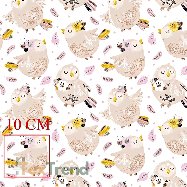 100% Baumwolle, beige Vögel mit rosa Federn auf weißem Hintergrund  