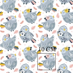 100% Baumwolle, graue Vögel mit rosa Federn auf weißem Hintergrund  