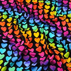 Jersey-Stoff Digitaldruck bunte Herzen auf schwarzem Hintergrund  