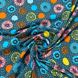Jersey-Stoff bunte Zitronen auf blau-grauem Hintergrund  