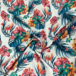 Baumwolle 100% Hibiskusblumen auf blauen Blättern auf weißem Hintergrund  