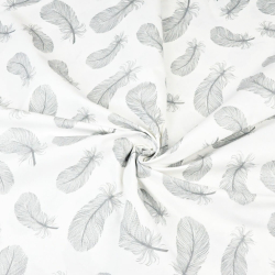 100% Baumwolle Federn grau auf weißem Hintergrund  