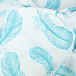Baumwoll-Musselin Federn türkis auf weißem Hintergrund  