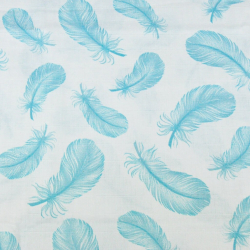 Baumwoll-Musselin Federn türkis auf weißem Hintergrund  