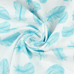 Baumwoll-Musselin Federn türkis auf weißem Hintergrund  