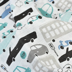 Baumwoll-Musselin grau-türkisfarbene Autos auf weißem Hintergrund  