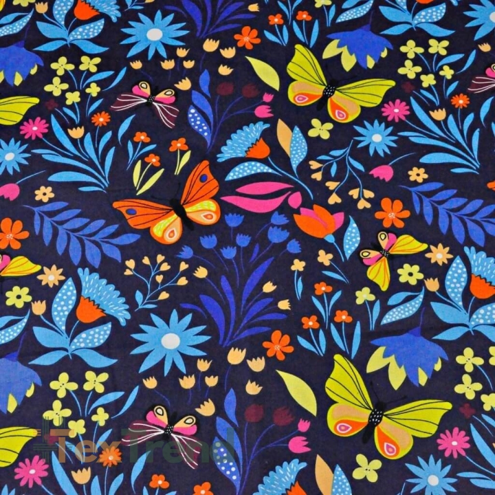 Baumwolle 100% Schmetterlinge bunt auf einer Wiese auf marineblauem Hintergrund  