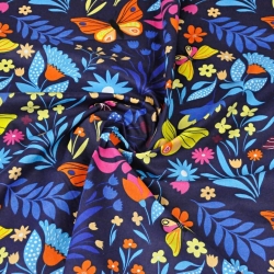 Baumwolle 100% Schmetterlinge bunt auf einer Wiese auf marineblauem Hintergrund  