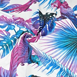 Baumwolle 100% große Blätter blau-violett mit Papageien auf weißem Hintergrund  