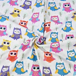 Baumwolle 100% bunte Eulen mit Bäumen auf weißem Hintergrund  