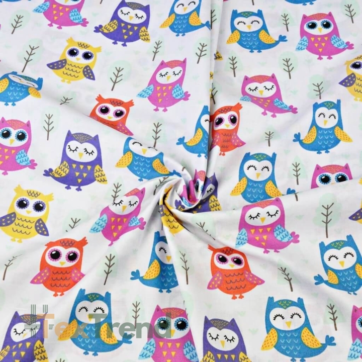 Baumwolle 100% bunte Eulen mit Bäumen auf weißem Hintergrund  