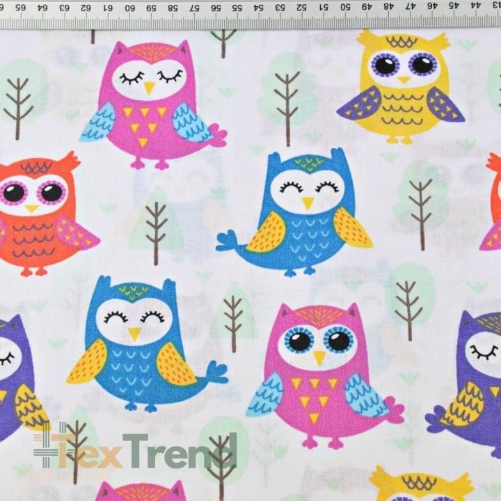 Baumwolle 100% bunte Eulen mit Bäumen auf weißem Hintergrund  