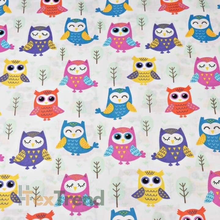 Baumwolle 100% bunte Eulen mit Bäumen auf weißem Hintergrund  
