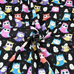 Baumwolle 100% bunte Eulen mit Bäumen auf schwarzem Hintergrund