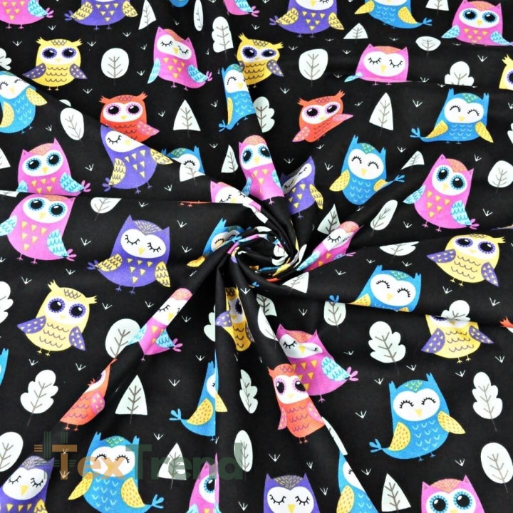 Baumwolle 100% bunte Eulen mit Bäumen auf schwarzem Hintergrund