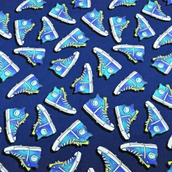 Jersey-Stoff Digitaldruck - Turnschuhe auf navy Hintergrund  