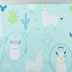 Baumwolle 100% Alpakas in Reifen auf mintgrünem Hintergrund  