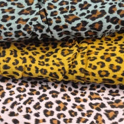 Baumwoll-Musselin plissiert Panther auf rosa Hintergrund  