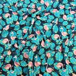 Jersey Druck digital - vergoldete Flamingos in Monstera-Blättern auf dunkelblauem Hintergrund  