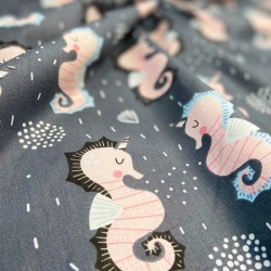 Baumwolle 100% Seepferdchen auf dunkelgrauem Hintergrund  