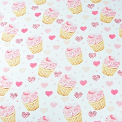 Baumwolle 100% rosa Cupcakes mit Herzen auf weißem Hintergrund  