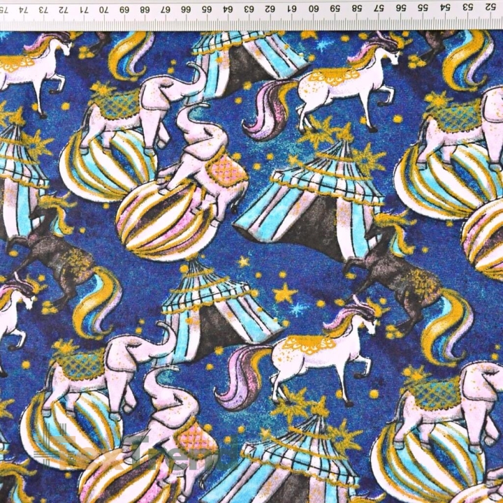 Baumwolle 100% Magischer Zirkus rosa-blau auf jeansfarbenem Hintergrund  