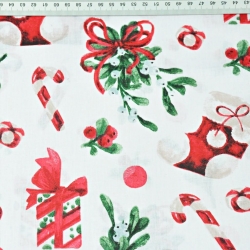 Baumwolle 100% Weihnachtsmuster mit Socken und Geschenken auf weißem Hintergrund  