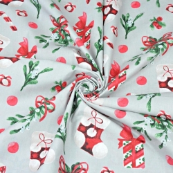 Baumwolle 100% Weihnachtsmuster mit Socken und Geschenken auf grauem Hintergrund  