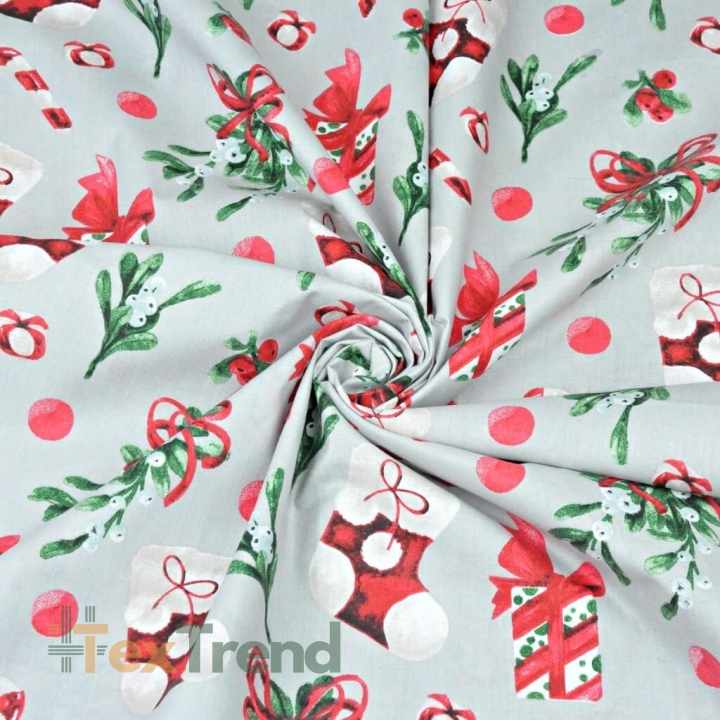 Baumwolle 100% Weihnachtsmuster mit Socken und Geschenken auf grauem Hintergrund  