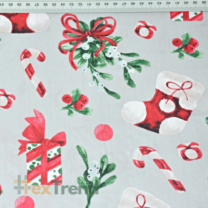 Baumwolle 100% Weihnachtsmuster mit Socken und Geschenken auf grauem Hintergrund  