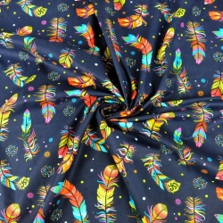 Baumwolle 100% bunte gemusterte Federn auf marineblauem Hintergrund  
