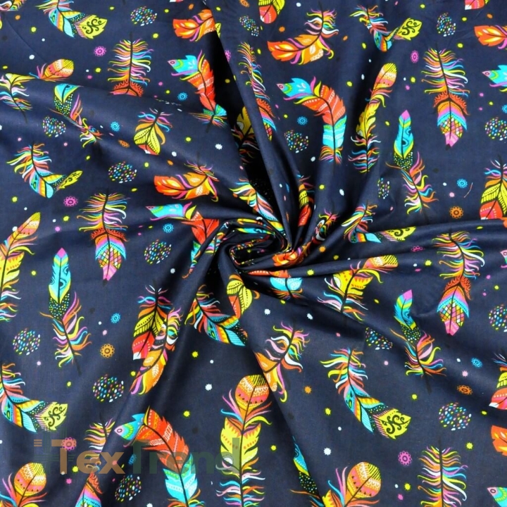 Baumwolle 100% bunte gemusterte Federn auf marineblauem Hintergrund  