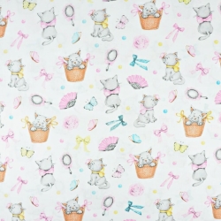 Baumwolle 100% Kätzchen mit rosa Schleife auf weißem Hintergrund  