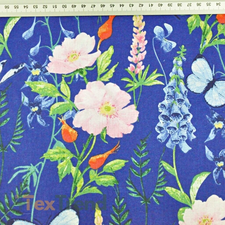 Baumwolle 100% Wiese mit Lupinen auf saphirblauem Hintergrund  