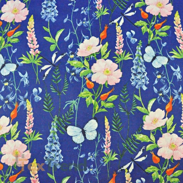 Baumwolle 100% Wiese mit Lupinen auf saphirblauem Hintergrund  