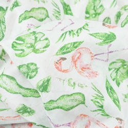 Baumwoll-Musselin Flamingos mit Blättern auf weißem Hintergrund  