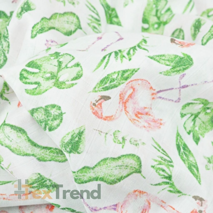 Baumwoll-Musselin Flamingos mit Blättern auf weißem Hintergrund  