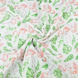 Baumwoll-Musselin Flamingos mit Blättern auf weißem Hintergrund  
